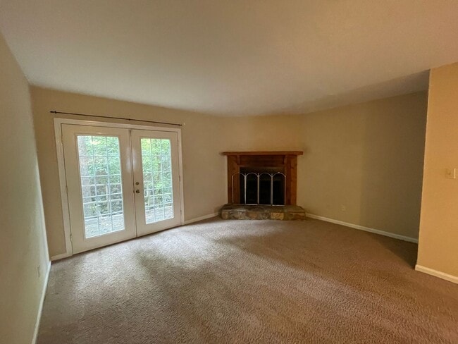 Building Photo - 2 Bedroom, 1 Bath Townhome Minutes from AU and Downtown!