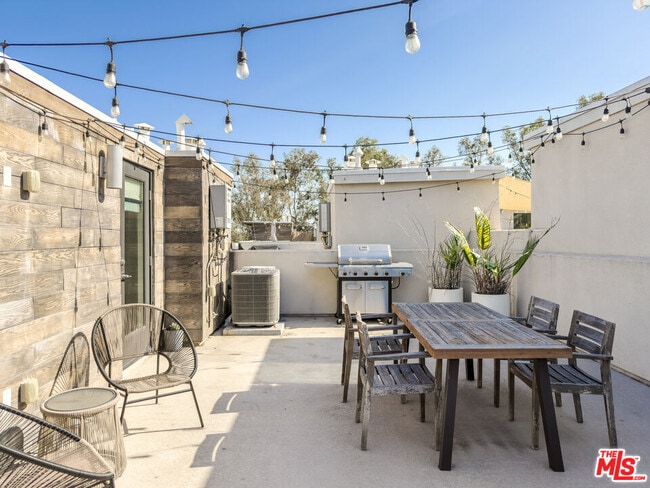 Building Photo - 2111 N Cahuenga Blvd