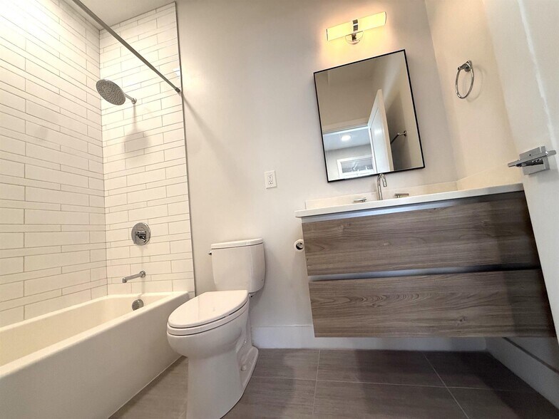 Building Photo - 24 Rush St