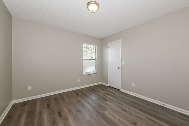 Building Photo - 2493 Bluffton Dr