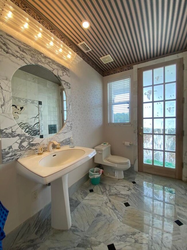 Building Photo - Spacious 3/2 with In-Law Suite