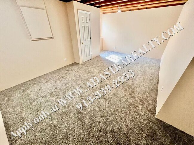 Building Photo - Beautiful Gardner Townhome-Available in MAY!!