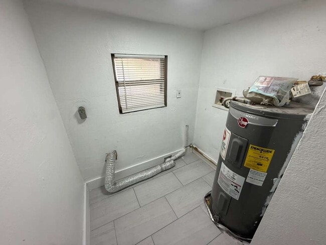 Building Photo - Remodeled 3/2 Childs Park Available Now ! Ask about move in specials!