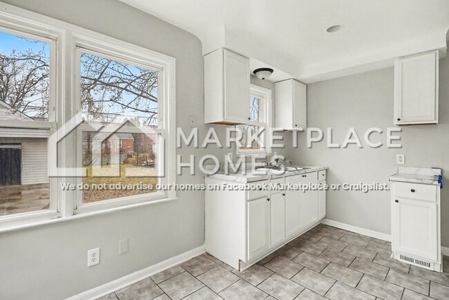 Building Photo - 16501 Fairmount Dr