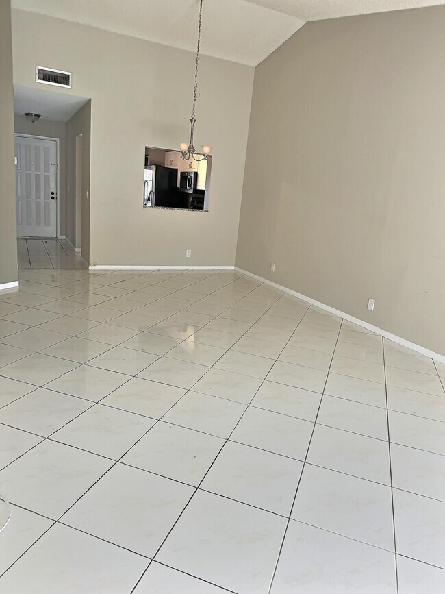 Building Photo - 3348 Lucerne Park Dr