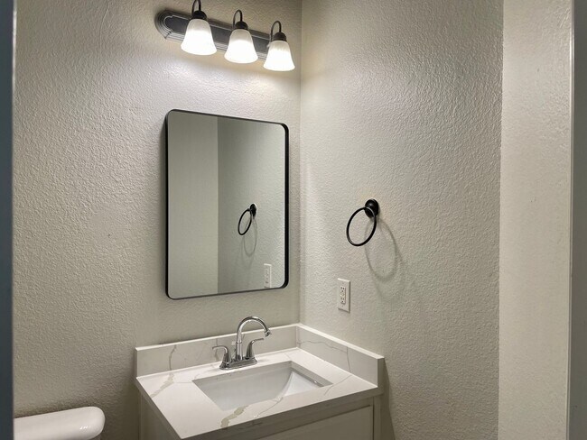 Building Photo - Gorgeous 4-bedroom home!
