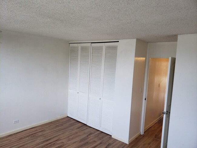 Building Photo - 500 Ala Wai Plaza 3 bedroom 2.5 Bath