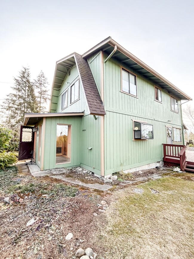 Building Photo - 3BD with Sunroom on 2 Acres