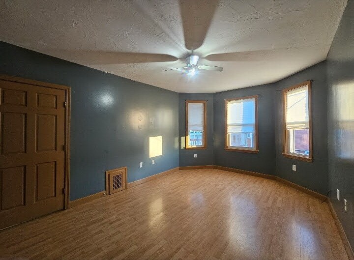 Living Room / Office / Bedroom (Huge) - 8 Navillus Ter