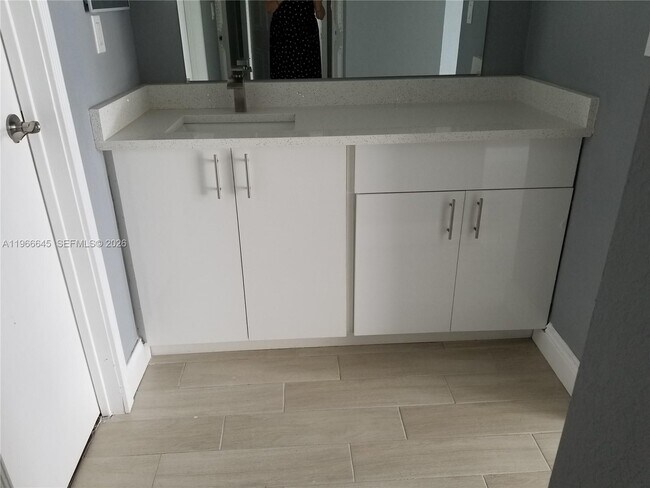 Building Photo - 3401 N Country Club Dr