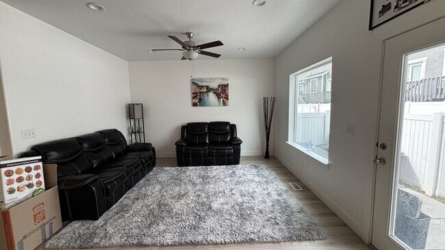 Building Photo - 7261 N Silver Spring Way