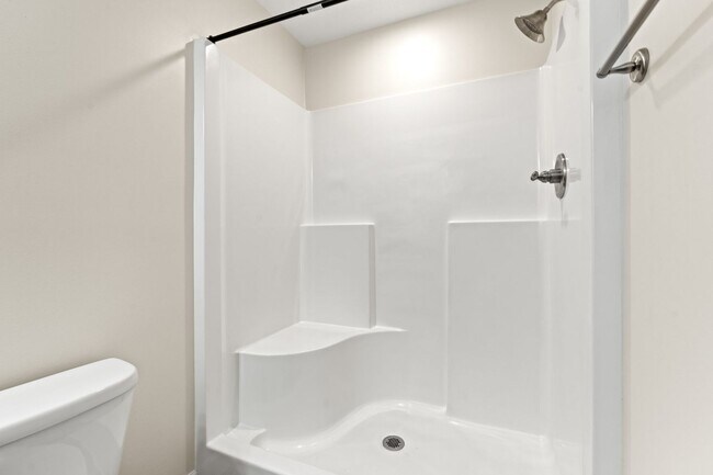 Building Photo - 3 BR, 2 BA 2-Car Garage Modern Ranch Livin...