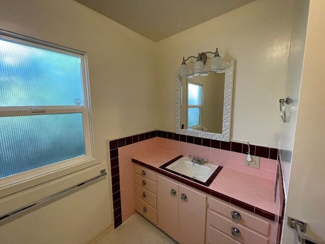 Building Photo - 1911 H St