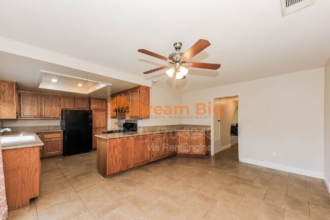 Building Photo - 2877 Sandberg St