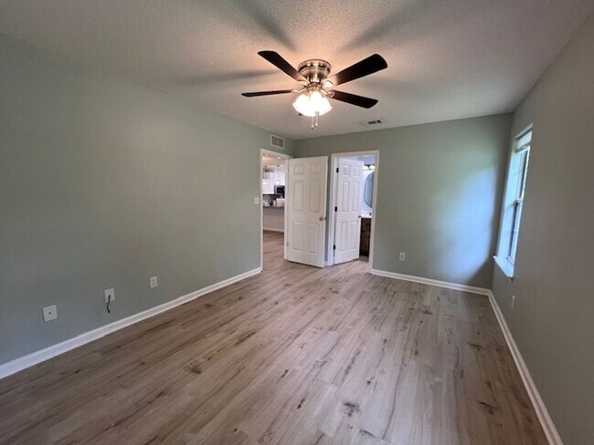 Building Photo - 2 Bedroom 2 Bath Duplex