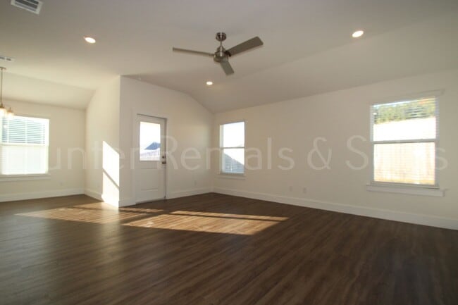 Building Photo - Newer Modern Cove 4 Bedroom