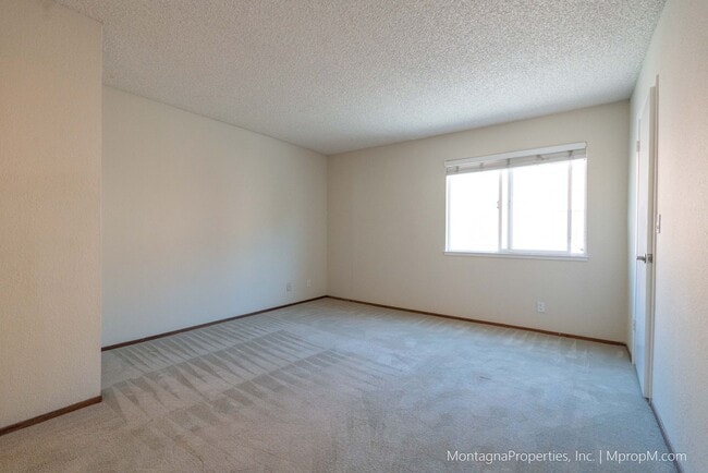 Building Photo - Spacious Townhome - GARAGE - Light and Bri...