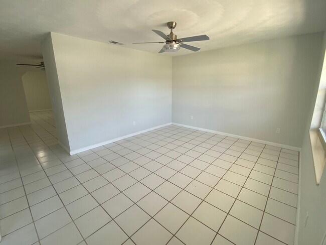 Building Photo - 1010 Alladin Dr