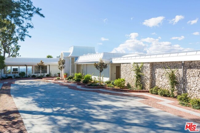 Building Photo - 1174 N Hillcrest Rd