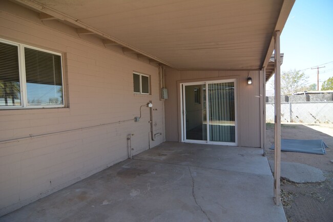 Building Photo - Updated 3 Bedroom 1 Bath Home! Central Tucson Location!