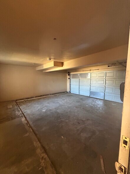 Building Photo - 12021 Elliott Ave