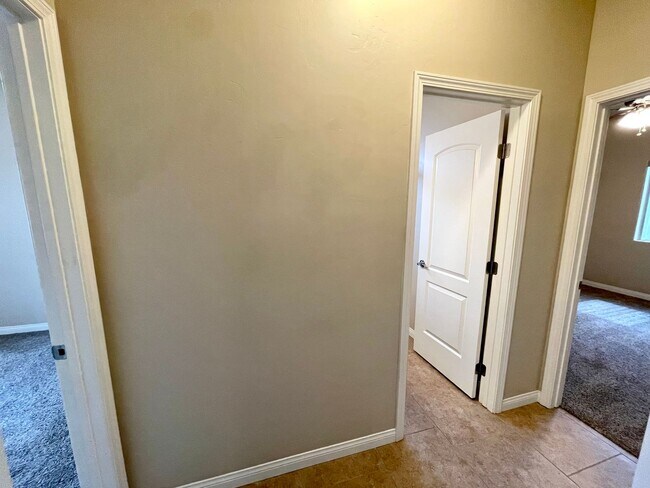Building Photo - Beautiful 3 Bedroom Home in Hualapai Shadows! *HOME IS CURRENTLY OCCUPIED, PLEASE DO NOT DISTURB ...