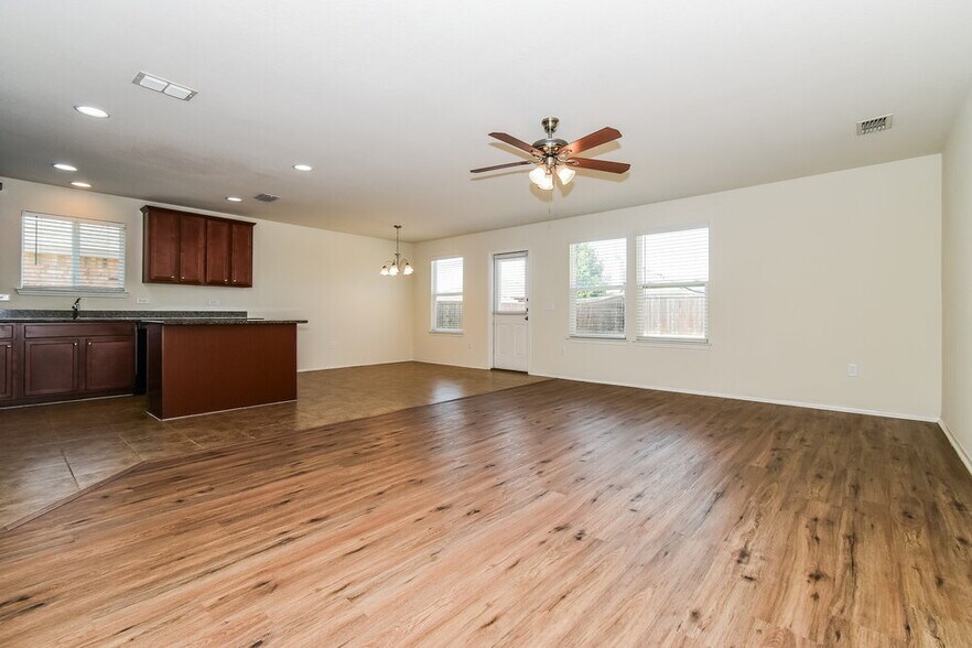 Building Photo - 1449 Vernon Dr