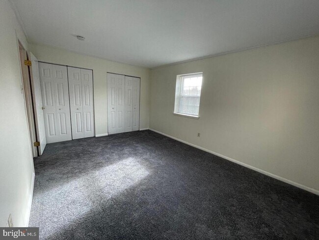 Building Photo - 3017 Valley Dr