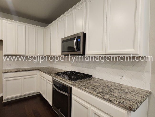 Building Photo - 2024 Miramar Dr