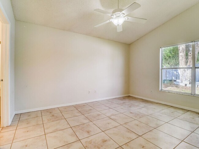 Building Photo - Beautiful 3-bedroom 2-bathroom house in th...