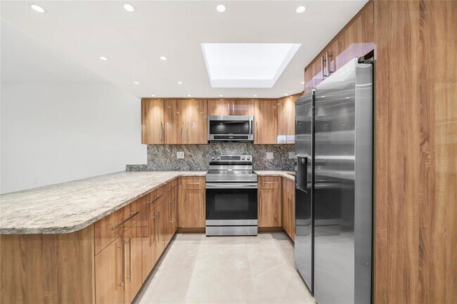 Building Photo - 2170 NE 51st Ct