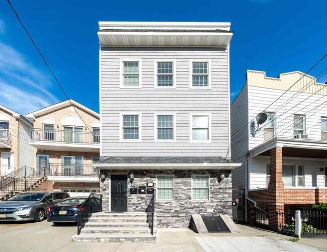Building Photo - 44 Bryant Ave
