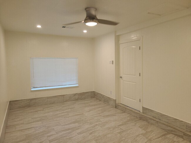 Building Photo - 4406 Desert View Dr