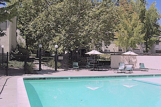 Building Photo - Glen Ellen Manor