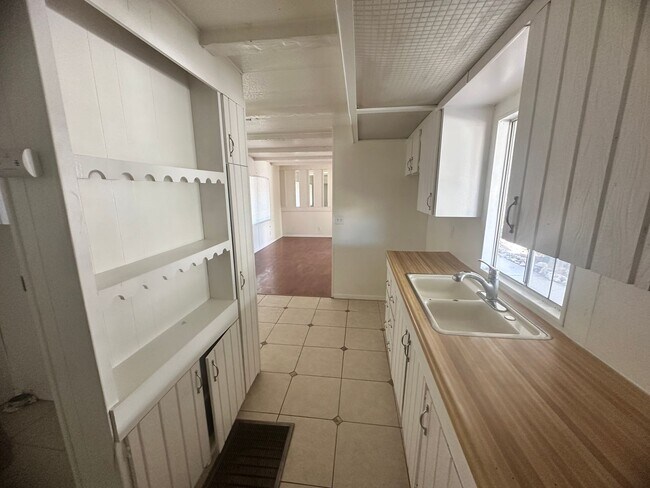 Building Photo - charming 2 bedroom mobile close to River