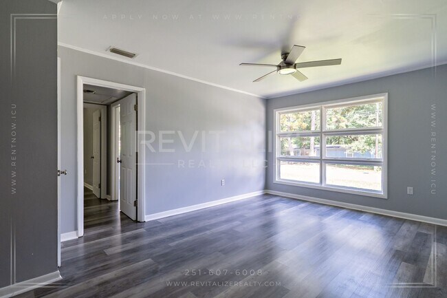 Building Photo - Charming 3-Bedroom Home with Unique Dual E...