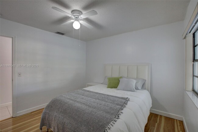 Building Photo - 418 SE 4th St