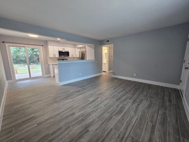 Building Photo - 2504 Manor Cir