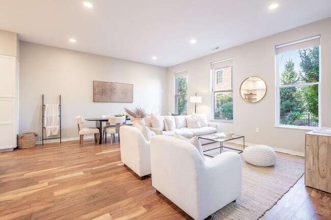 Building Photo - 598 Lathrop St