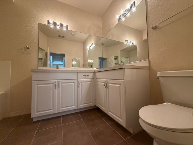 Building Photo - Beautiful 3 room /2.5 bath Gated Community W/ Pool Close to the Skyway