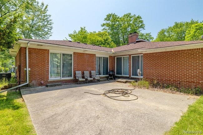Building Photo - 297 Vreeland Dr