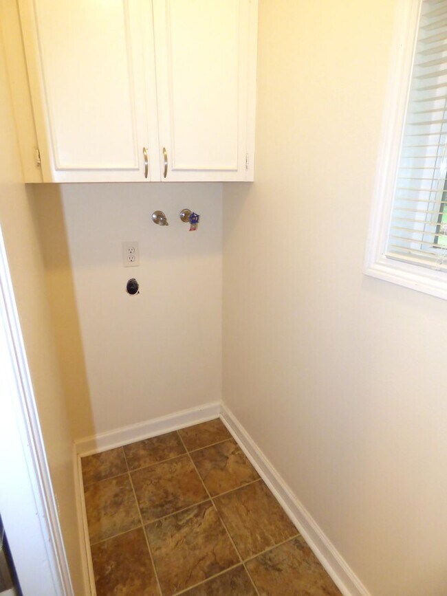 Building Photo - Rent Special: 1/2 Off April's Rent!! 3 bed 2 bath Home in North Salem