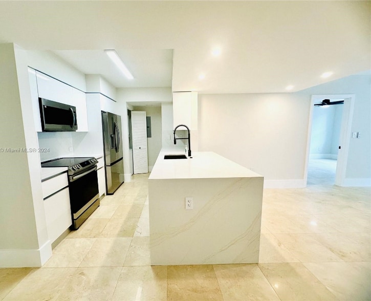 Building Photo - 2017 S Ocean Dr
