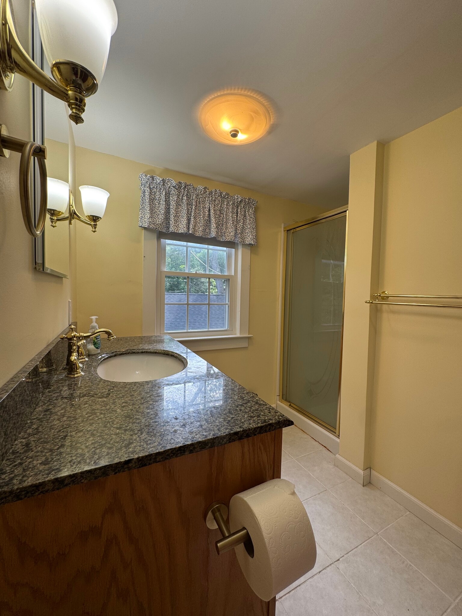Downstairs full bath with shower / tub - 39 Lake Dr