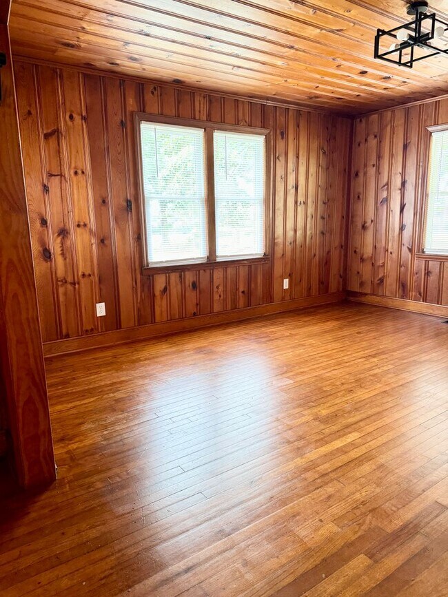 Building Photo - Move in ready! Fully Renovated with attent...