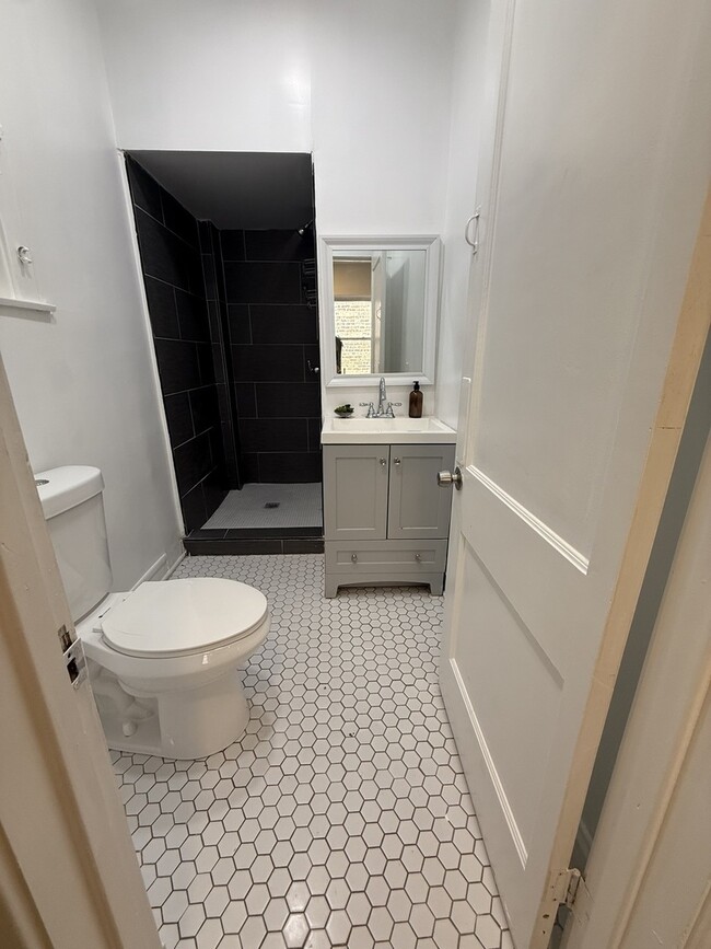 Building Photo - 5092 W Monroe St