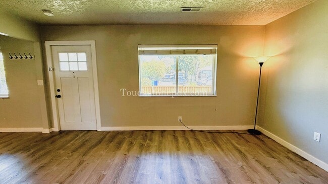 Building Photo - Beautifully Remodeled Home in Near Powell ...