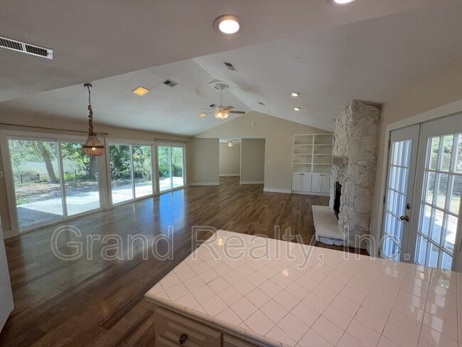 Building Photo - 7401 Bernadette Dr