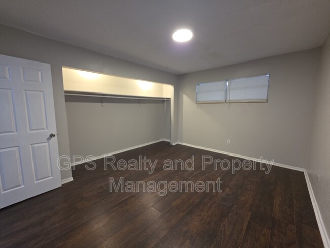 Building Photo - 843 Grove Ave