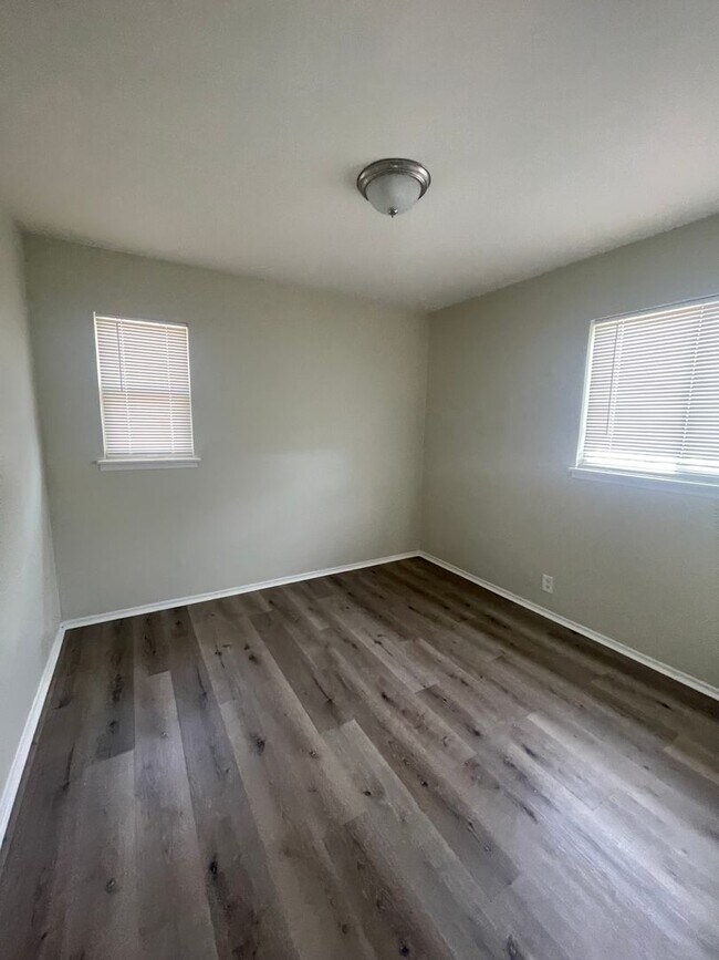 Building Photo - Comfortable Living in Mojave - Move In Ready 2bd & 1bth - Big Backyard